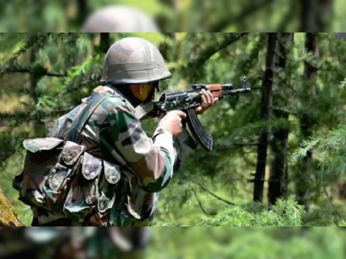 जम्मू काश्मीर : त्रालमध्ये दहशतवादी आणि सुरक्षा दलामध्ये चकमक; एक दहशतवादी ठार title=