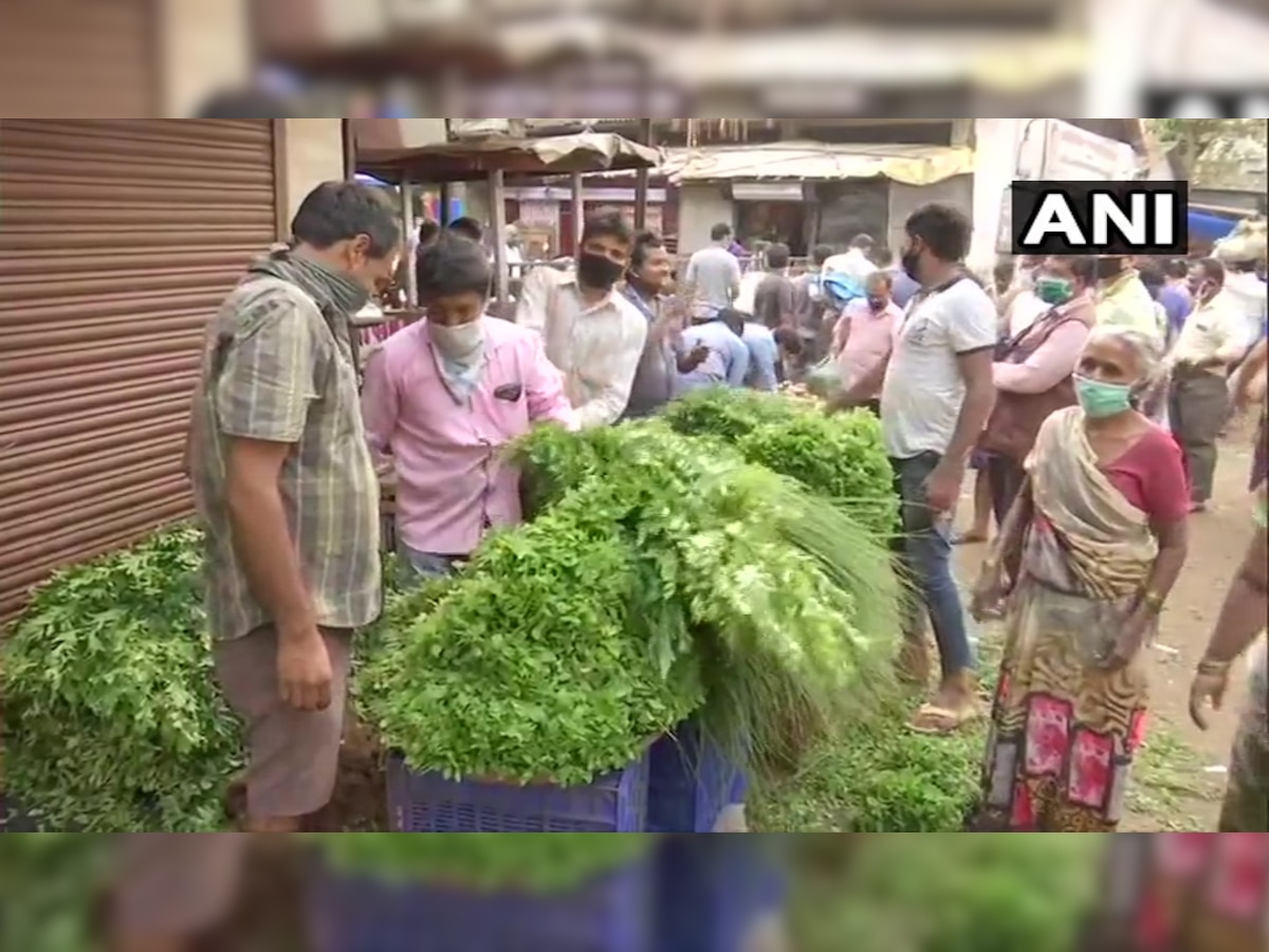 कल्याणच्या एपीएमसी मार्केटमध्ये भाजीसाठी मोठी गर्दी, नियम पायदळी title=