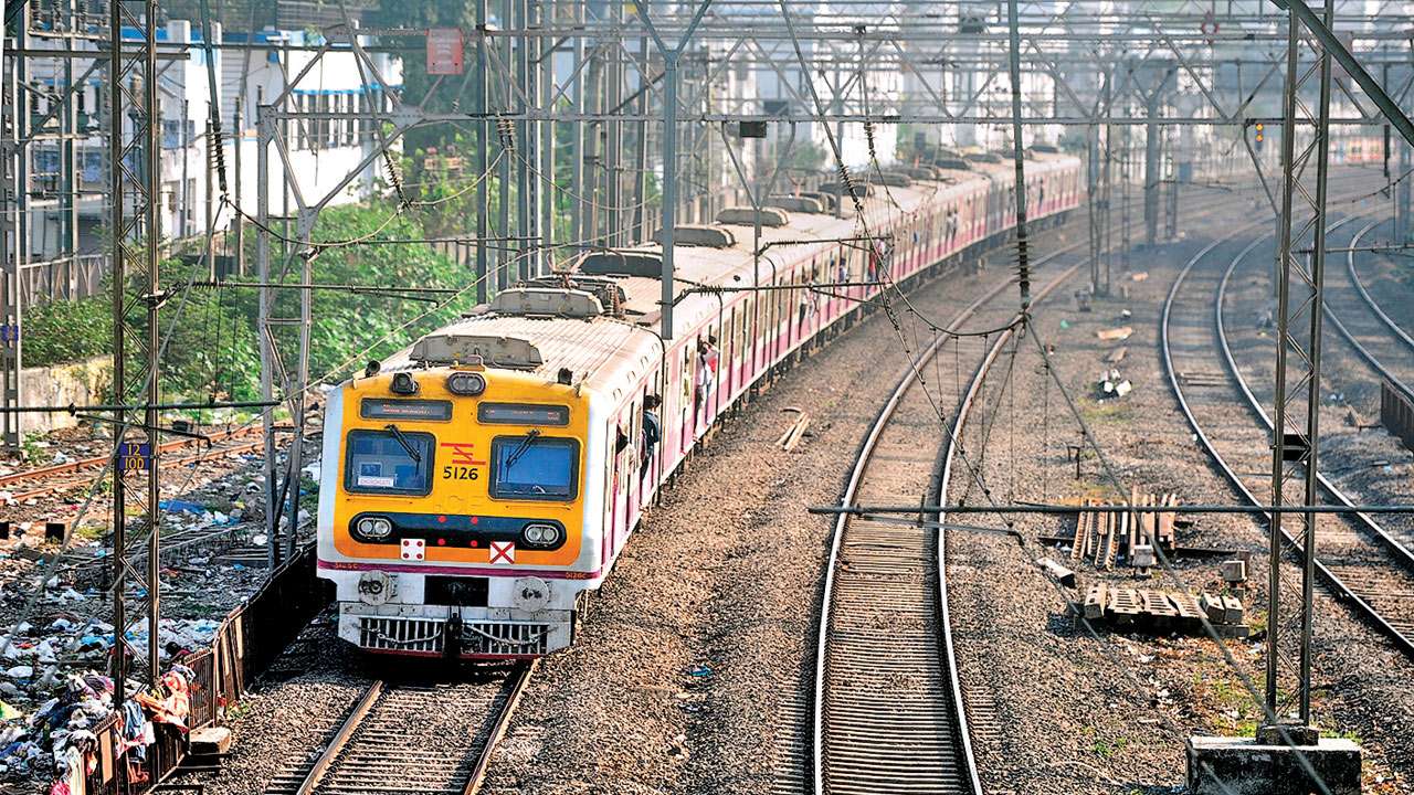 मुंबईत मध्य रेल्वेवर १५० तर पश्चिम रेल्वेवर १४८ लोकलच्या फेऱ्या वाढल्या