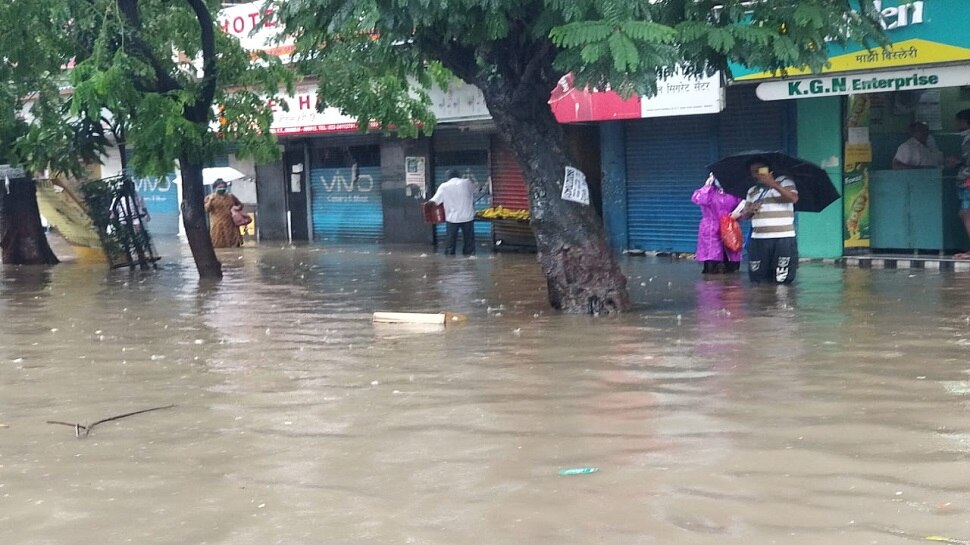 मुसळधार पावसामुळे मुंबईत सखल भागात साचले पाणी : फोटो मुसळधार पावसामुळे मुंबईत सखल भागात साचले पाणी : फोटो