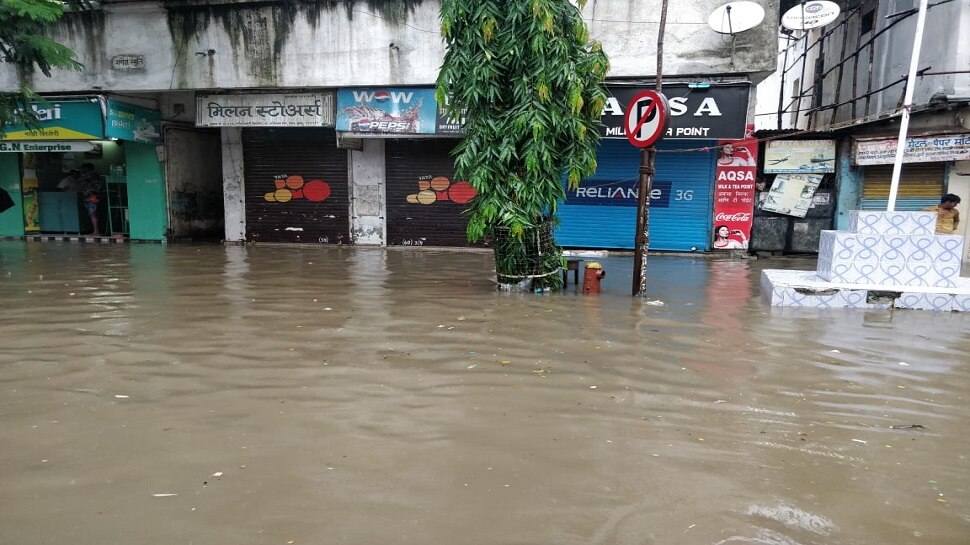 मुसळधार पावसामुळे मुंबईत सखल भागात साचले पाणी : फोटो मुसळधार पावसामुळे मुंबईत सखल भागात साचले पाणी : फोटो