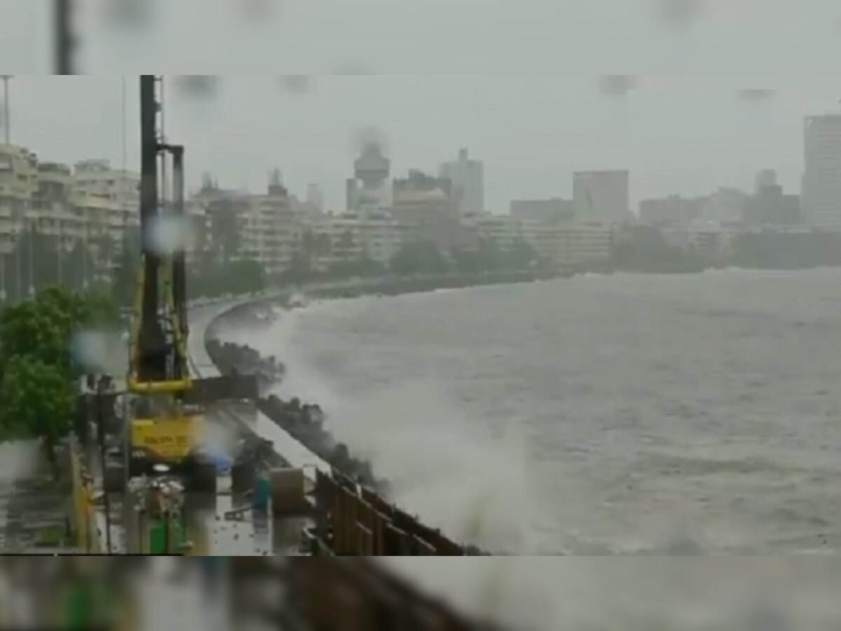 VIDEO: समुद्राला भरती; मरिन ड्राईव्हवर उसळतायतं उंचच उंच लाटा title=