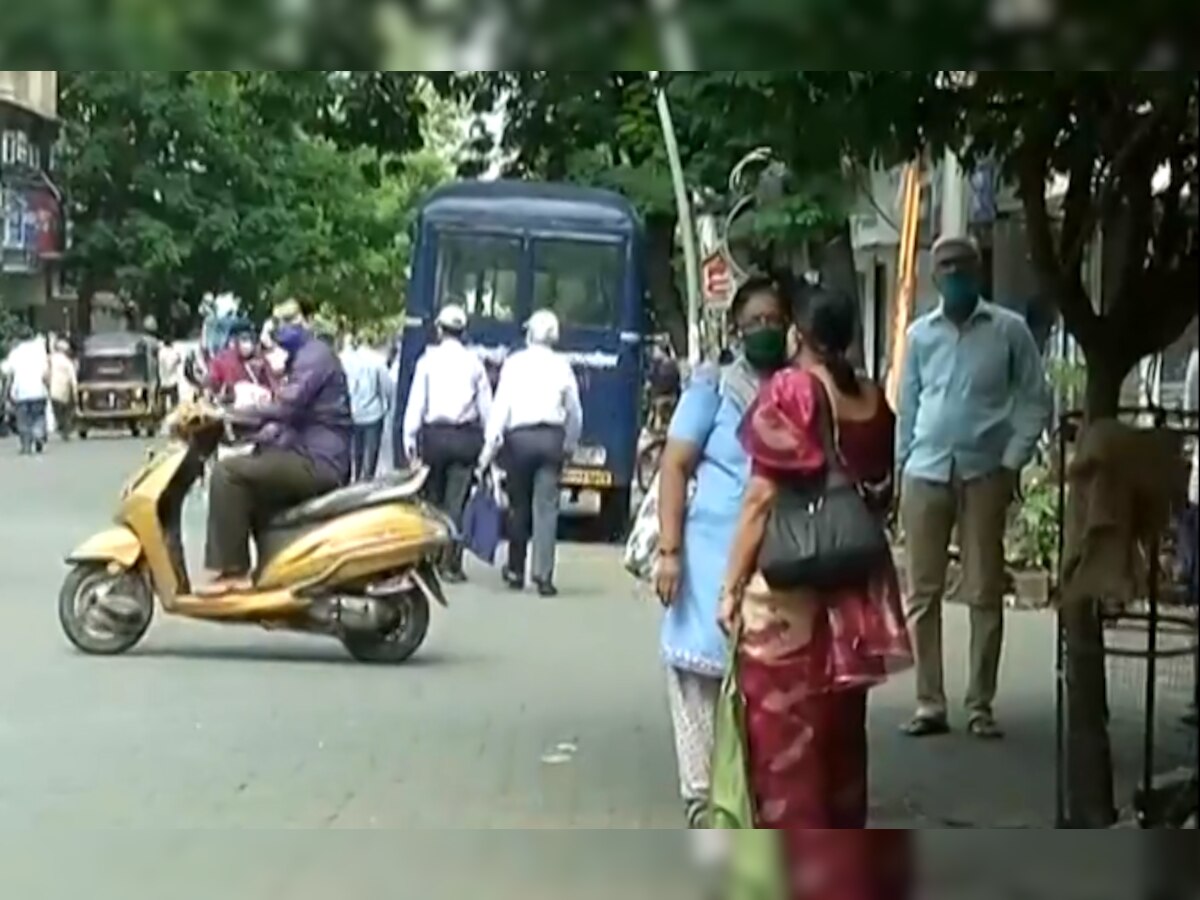 अनलॉकच्या पहिल्याच दिवशी 'या' भागात एसटी स्टँडवर प्रवाशांची गर्दी  title=