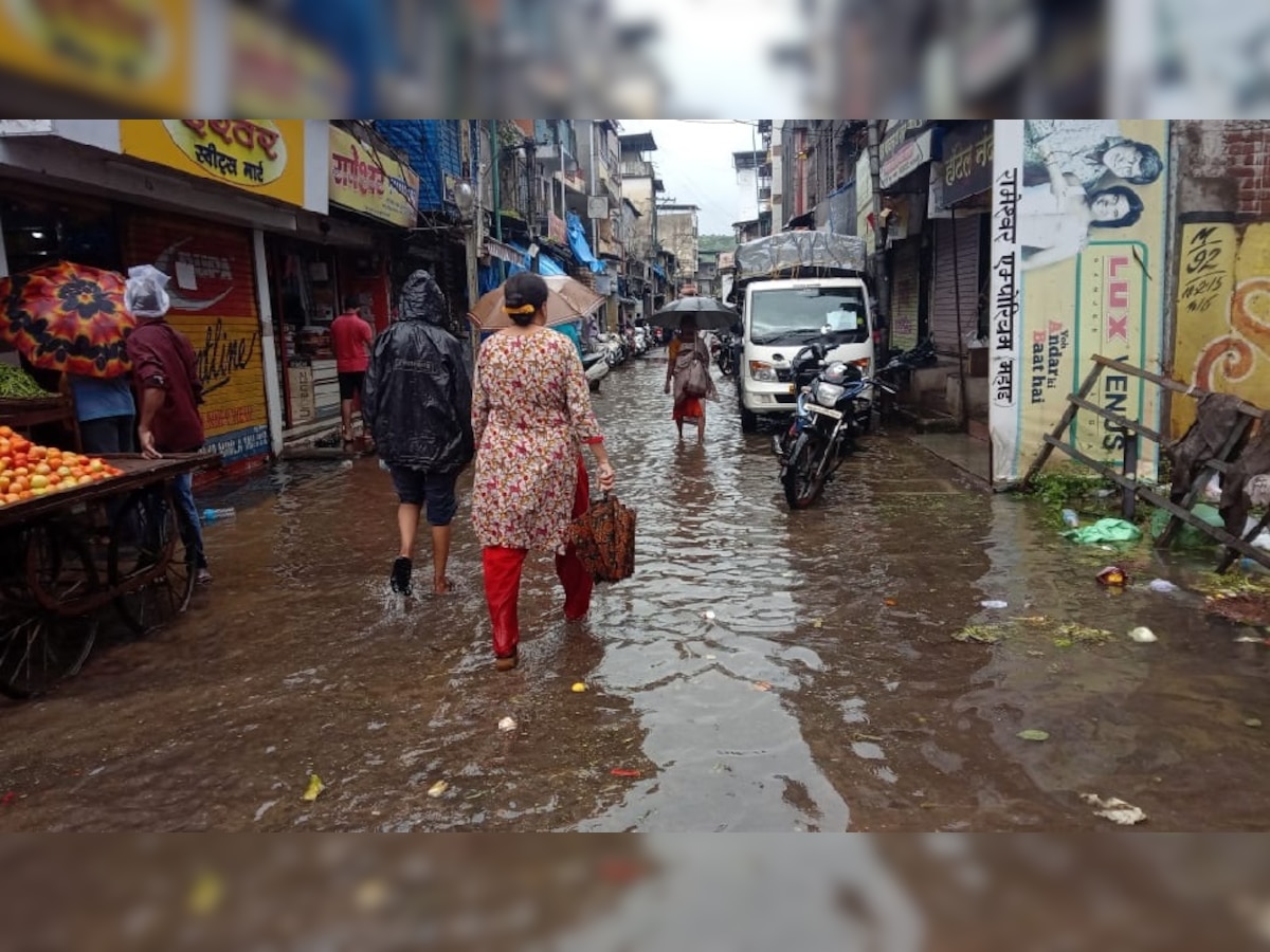 मुसळधार पाऊस : महाड शहरात पुराचे पाणी घुसले, सावित्री नदी धोक्याच्या पातळीवर  title=