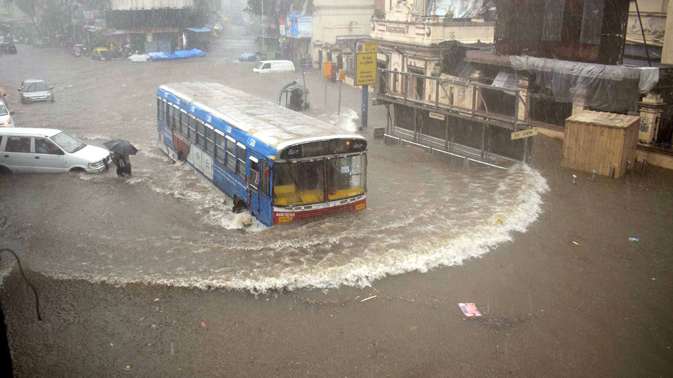 मुसळधार पावसाने रस्त्यावर पाणीच पाणी 