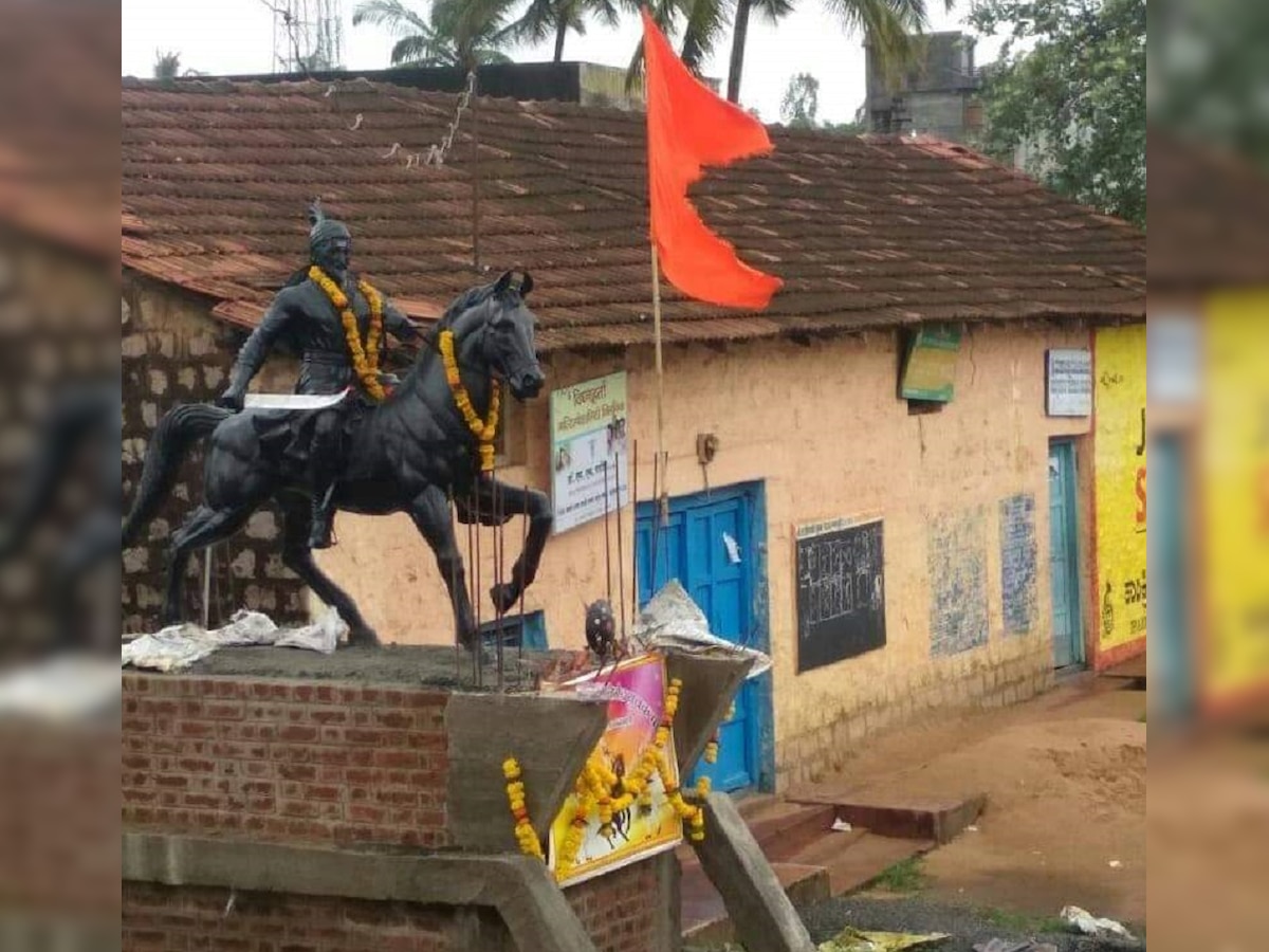 कर्नाटक सरकारने शिवाजी महाराजांचा पुतळा हटवला; शिवभक्तांमध्ये संतापाची लाट title=