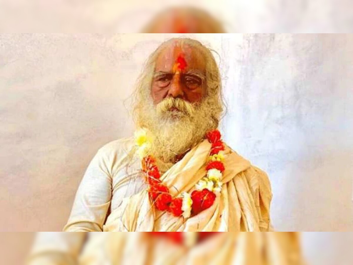 राम मंदिर भूमीपूजनावेळी पंतप्रधानांसोबत व्यासपीठावर दिसलेले 'ते' महंत कोरोना पॉझिटीव्ह  title=