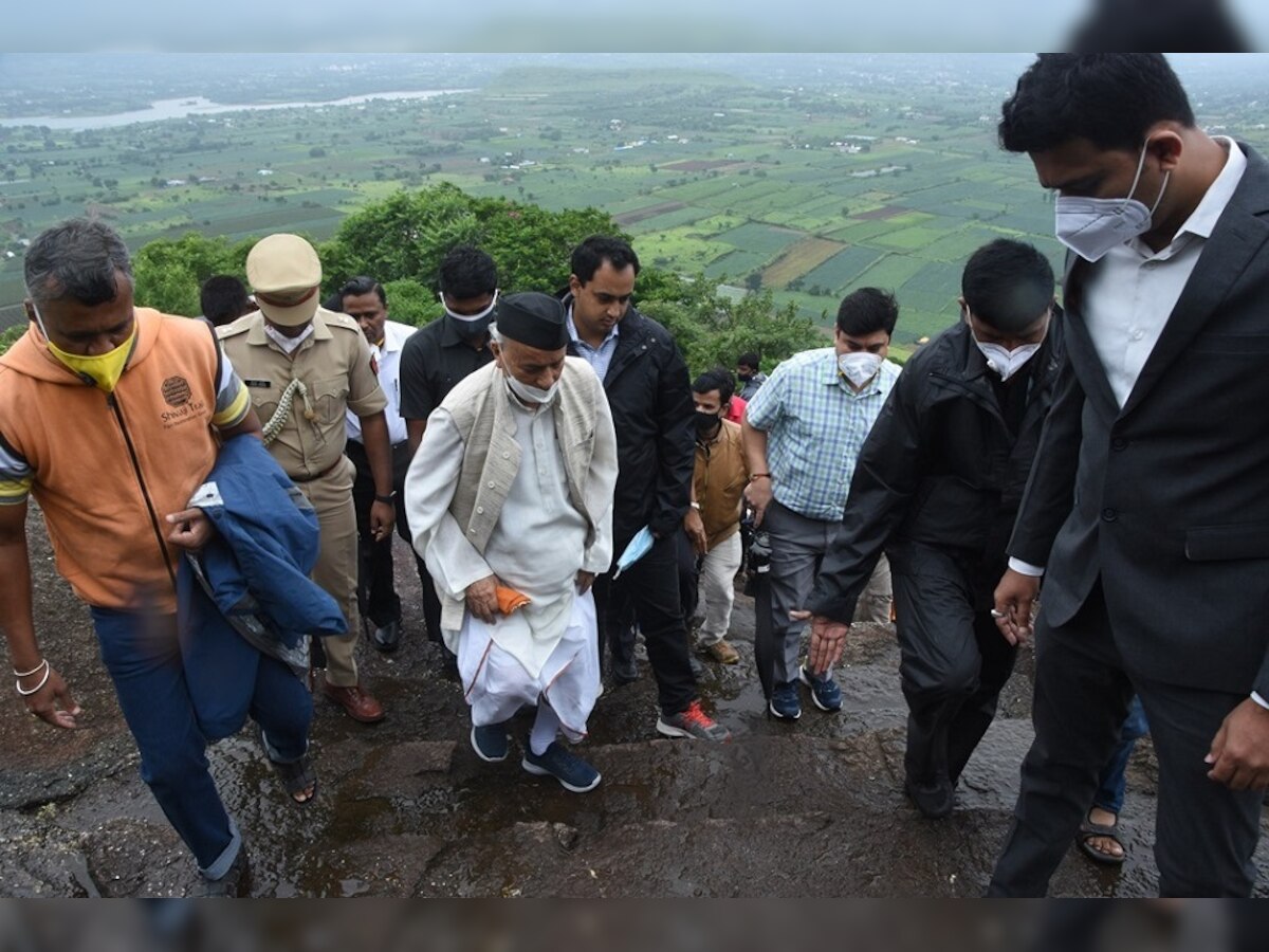 राज्यपालांची किल्ले शिवनेरीला भेट; पायी फिरून केली गडाची पाहणी title=