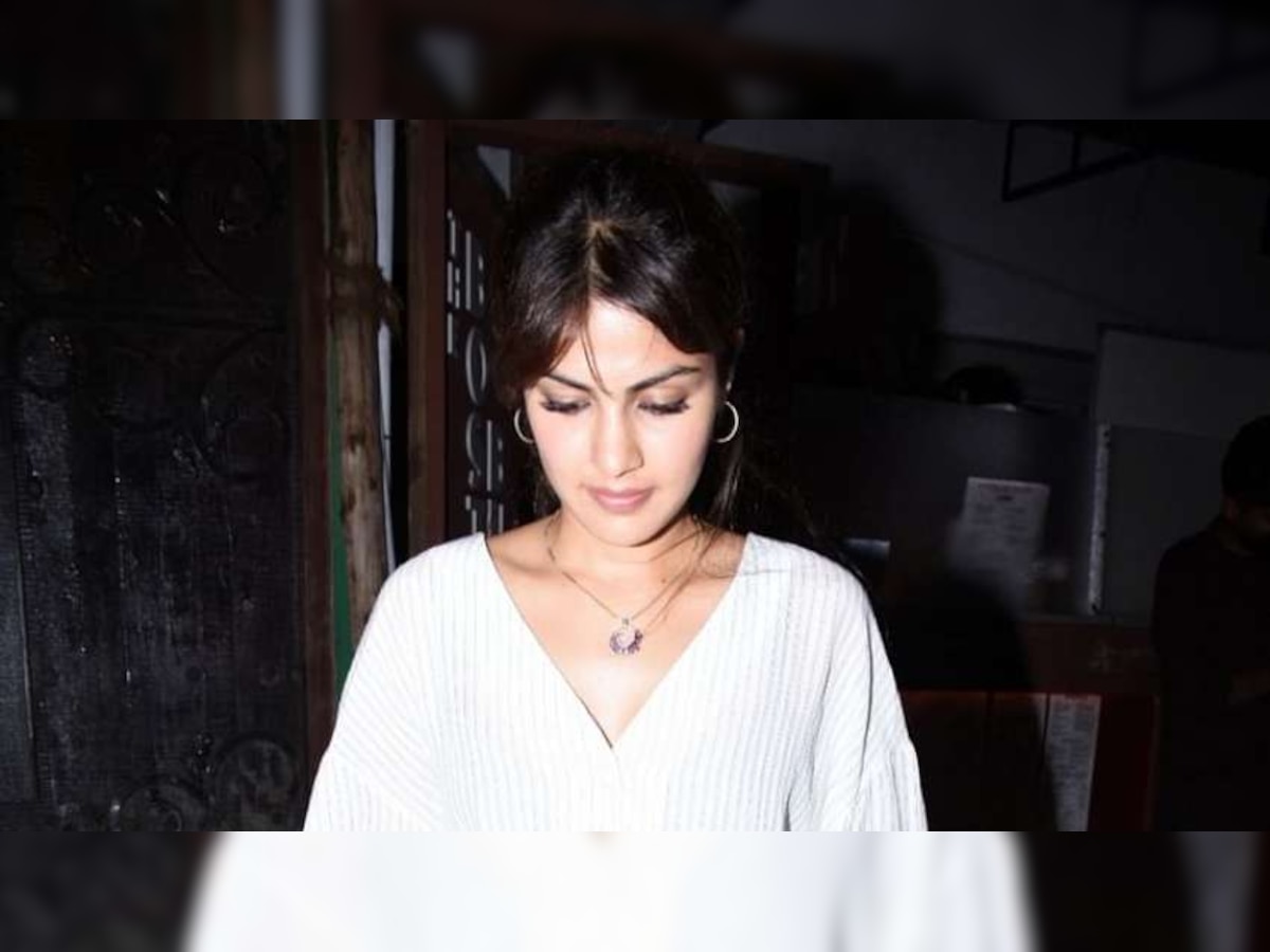 Rhea Chakraborty Drug Case: रियानं रकुल प्रीतसह घेतलं 'या' सेलिब्रिटीच्या मुलीचं नाव  title=