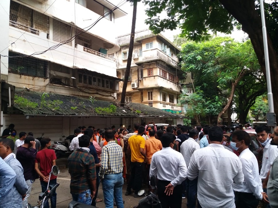 Shiv sena workers in world i will join mns gather outside of raj