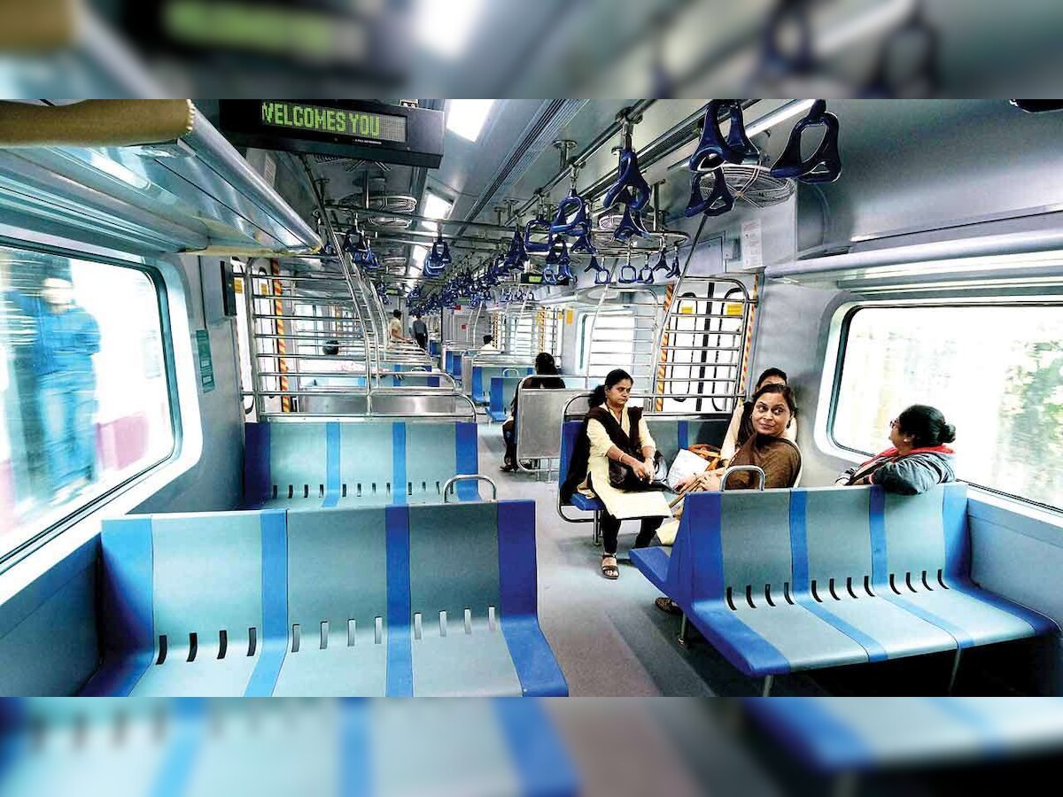 महिलांसाठी रेल्वेची मोठी घोषणा, उद्यापासून मुंबई लोकलमधून प्रवासाला मुभा  title=