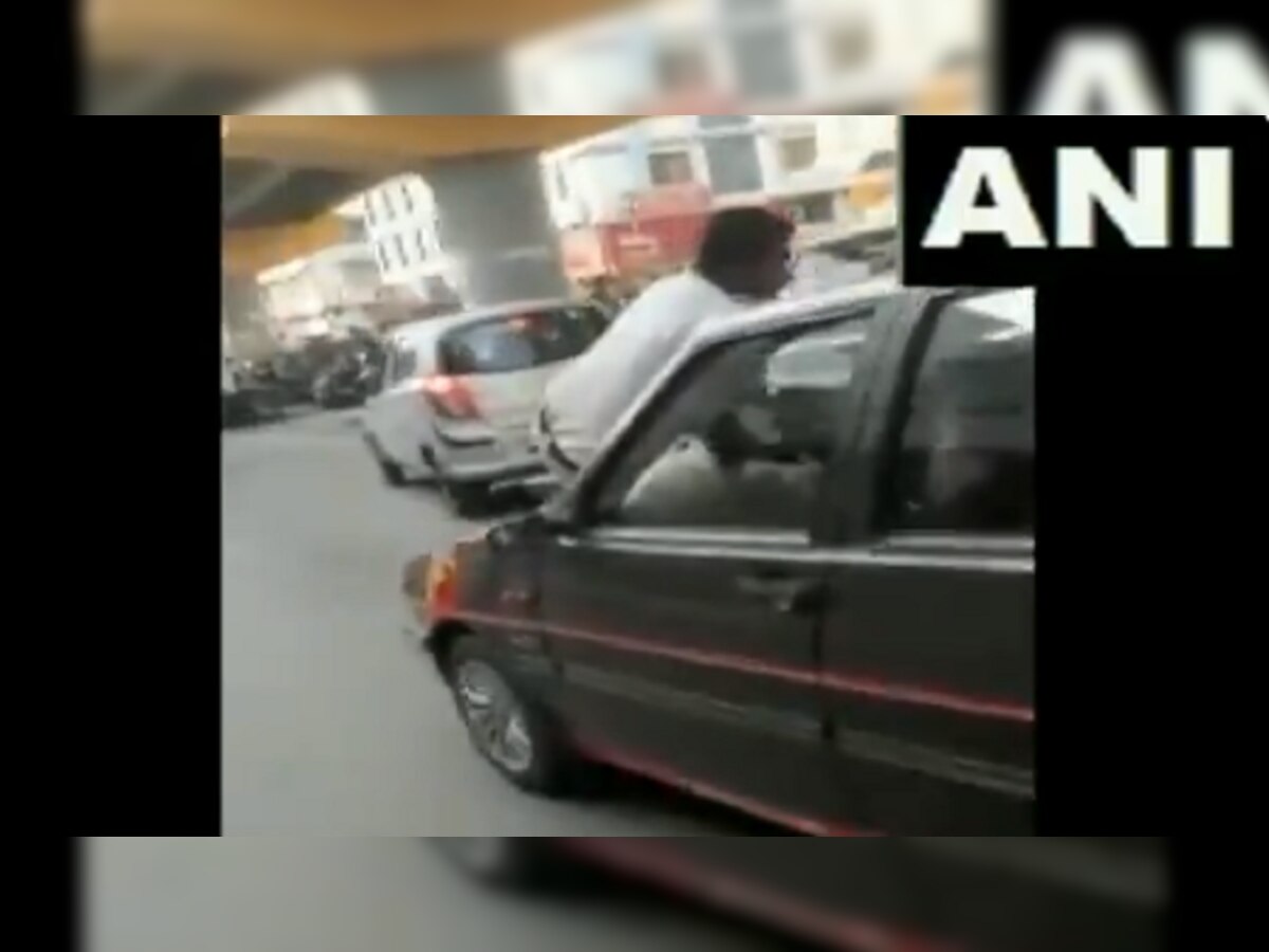 Video : मास्क नाही म्हणून हटकलं; त्यानं ट्रॅफिक पोलिसाला फरपटत नेलं  title=