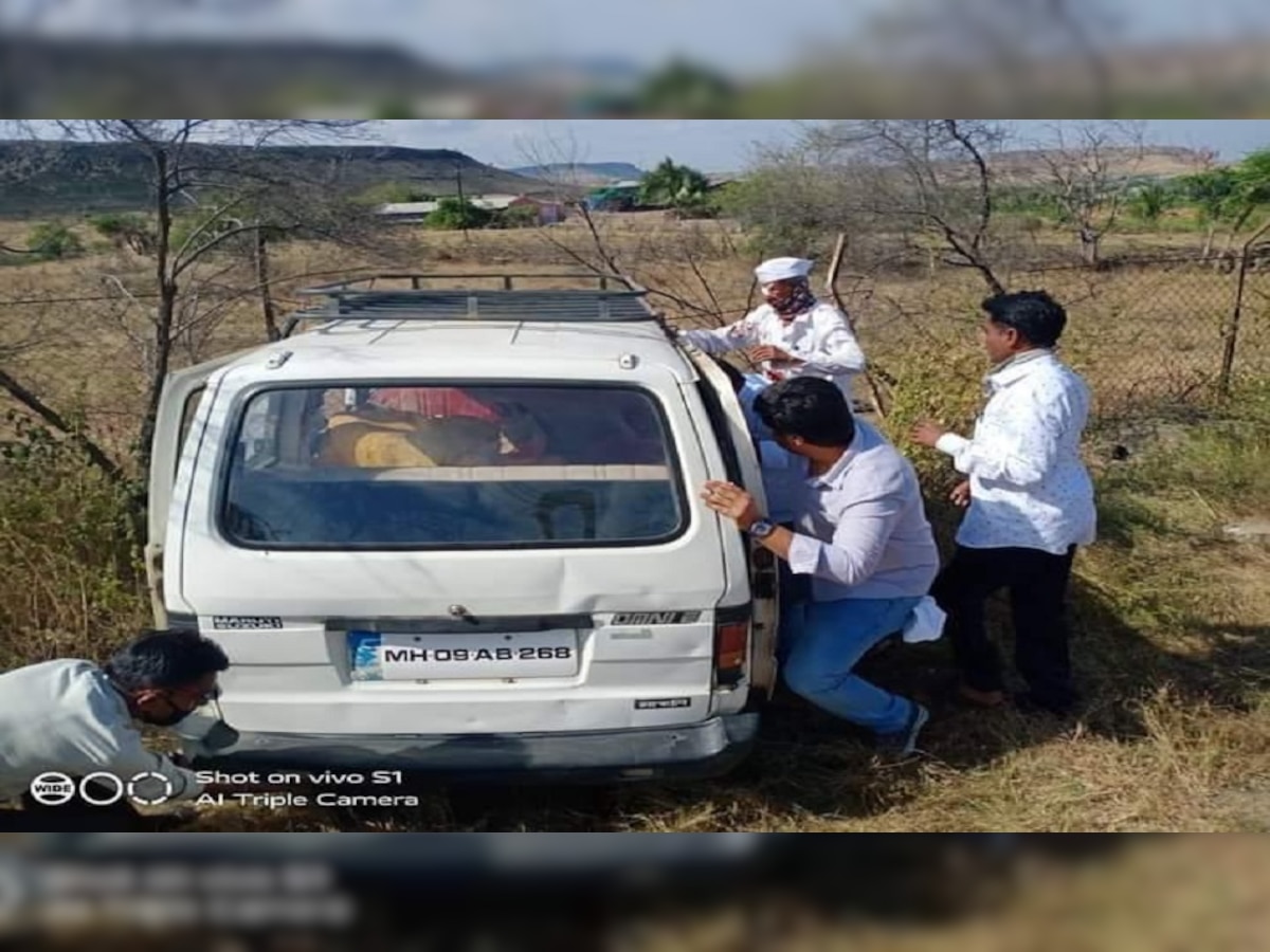 ओमनी कारला धक्का देत रोहित पवार अपघातग्रस्तांच्या मदतीला धावले  title=