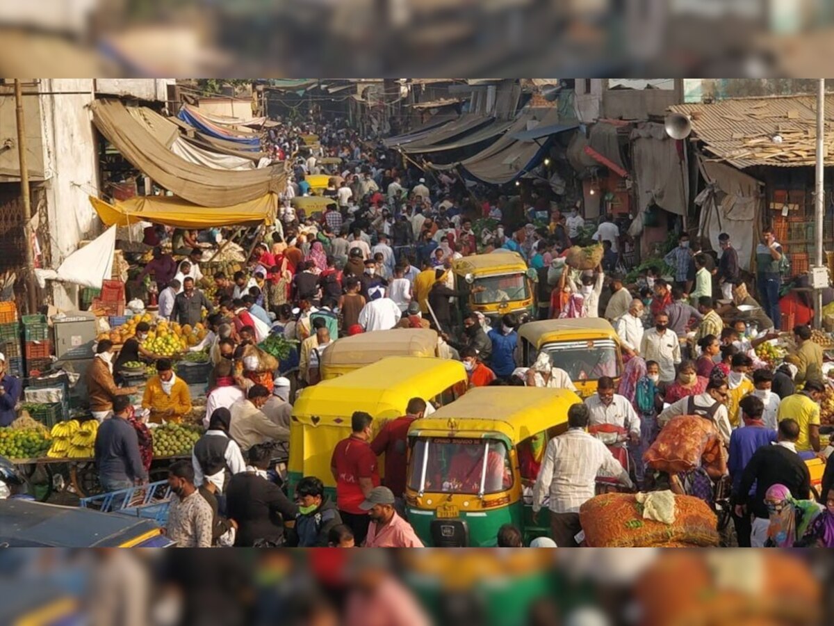 कोरोनाचा पुन्हा धोका : अहमदाबादेत कर्फ्यू लागू होणार असल्याने बाजारात प्रचंड गर्दी  title=