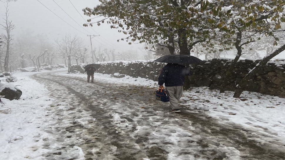 Snowfall आनंद घेतात पर्यटक 