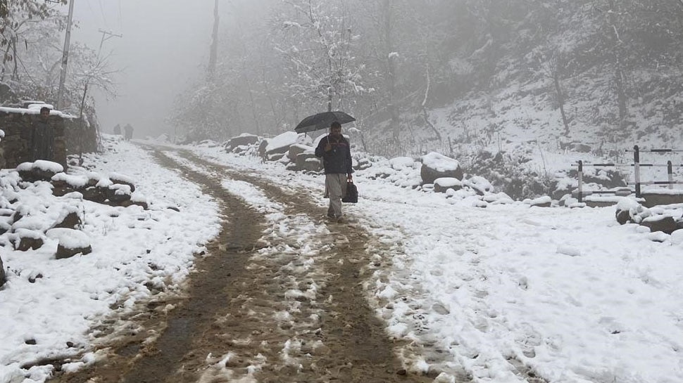 J&K Snowfall: पाहा पृथ्वीवरील स्वर्गाचा सुंदर नजारा