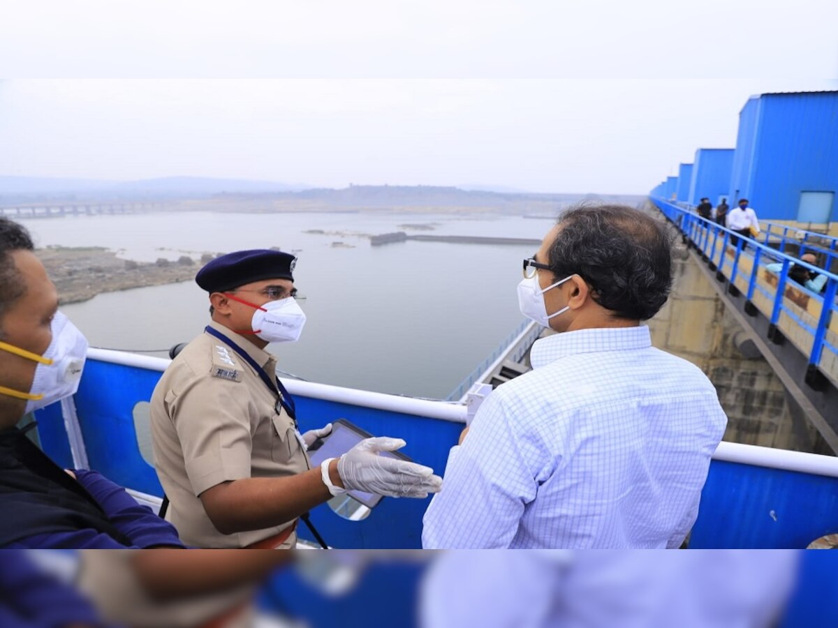 गोसीखुर्द प्रकल्पाला मुख्यमंत्र्यांची भेट तर चंद्रपुरात शेतकऱ्यांनी ताफा रोखला  title=