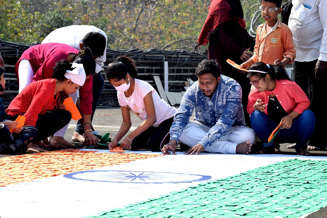 २०२१ ओरिगामी घरांच्या आकृत्यांपासून बनवलेला हा कागदी ओरीगामी ध्वज