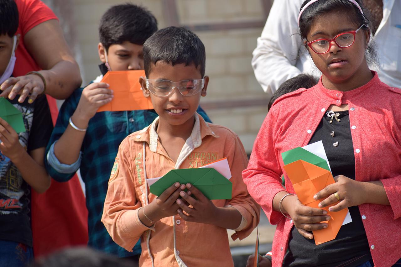 कृतज्ञता आणि त्यांच्या कार्यास मानवंदना