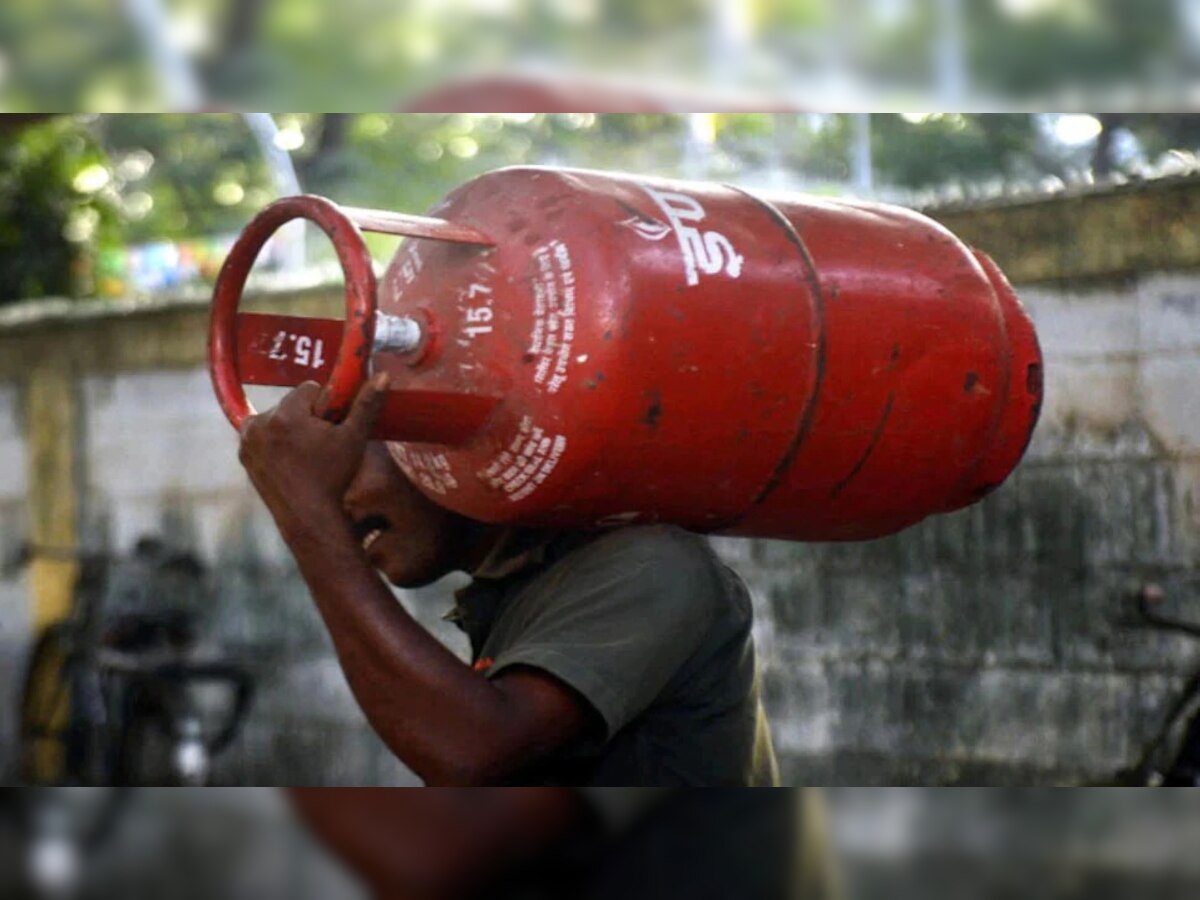 Paytmची खास ऑफर, फुकटात मिळणार LPG सिलिंडर title=