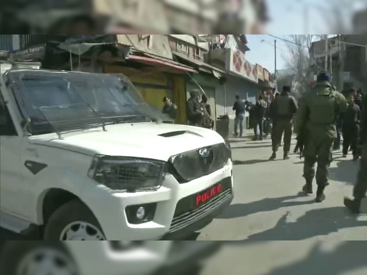 Terrorist Attack In Srinagar: दहशतवाद्यांचा पोलिसांवर हल्ला, दोन पोलीस कर्मचारी शहीद  title=
