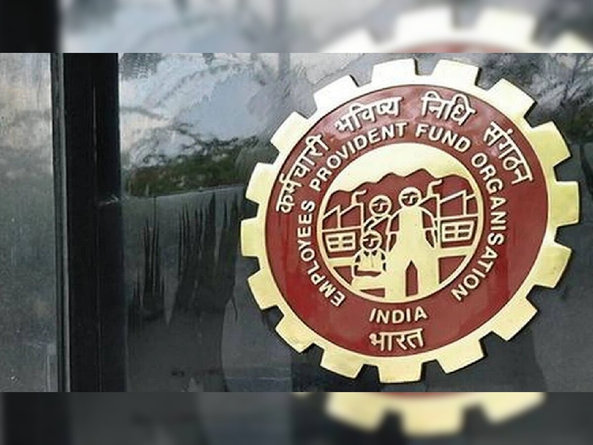 महागाईने कंबरडे मोडलेल्या कर्मचाऱ्यांना झटका; EPF च्या व्याजदरात कपात होणार title=