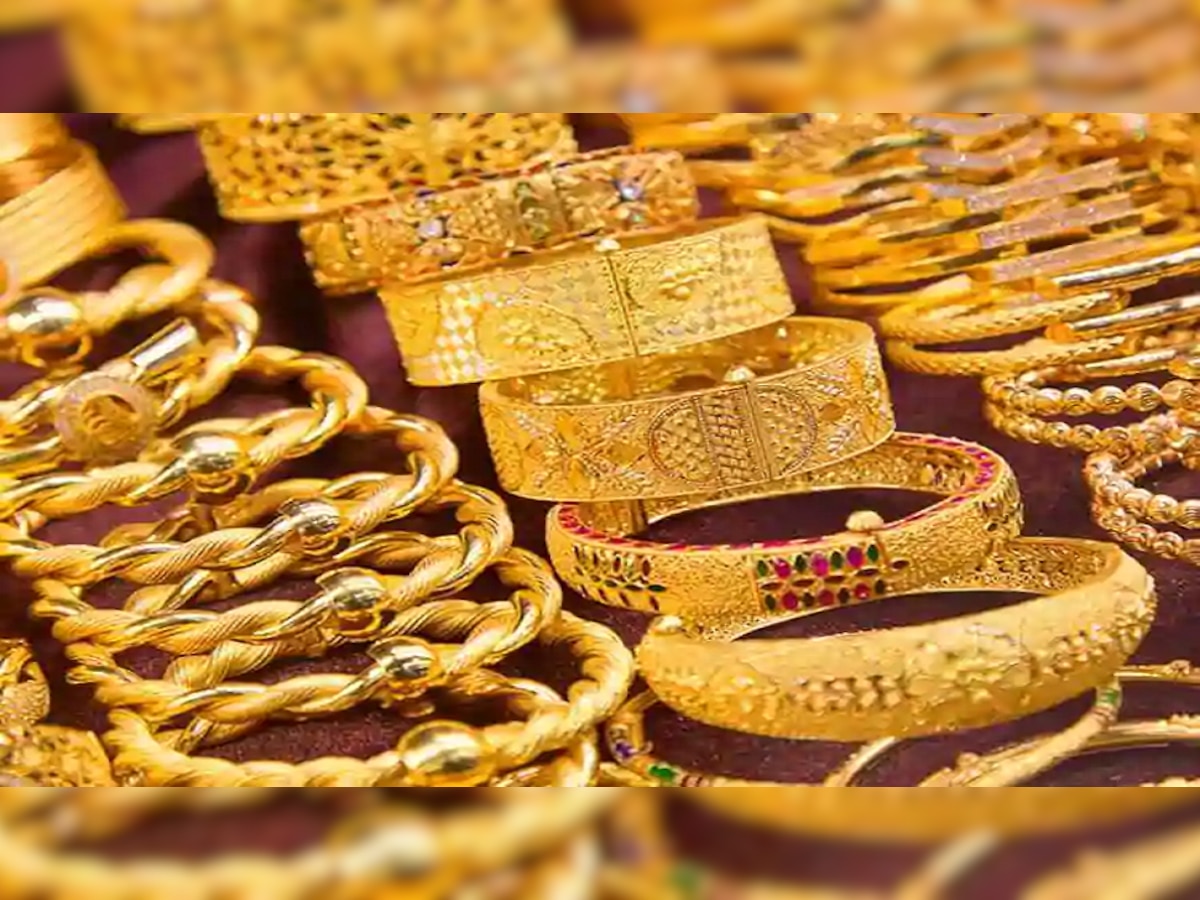 Gold Price Today | वर्षभरातील सोन्याची विक्रमी घसरण, सराफा बाजारात तुंबड गर्दी title=