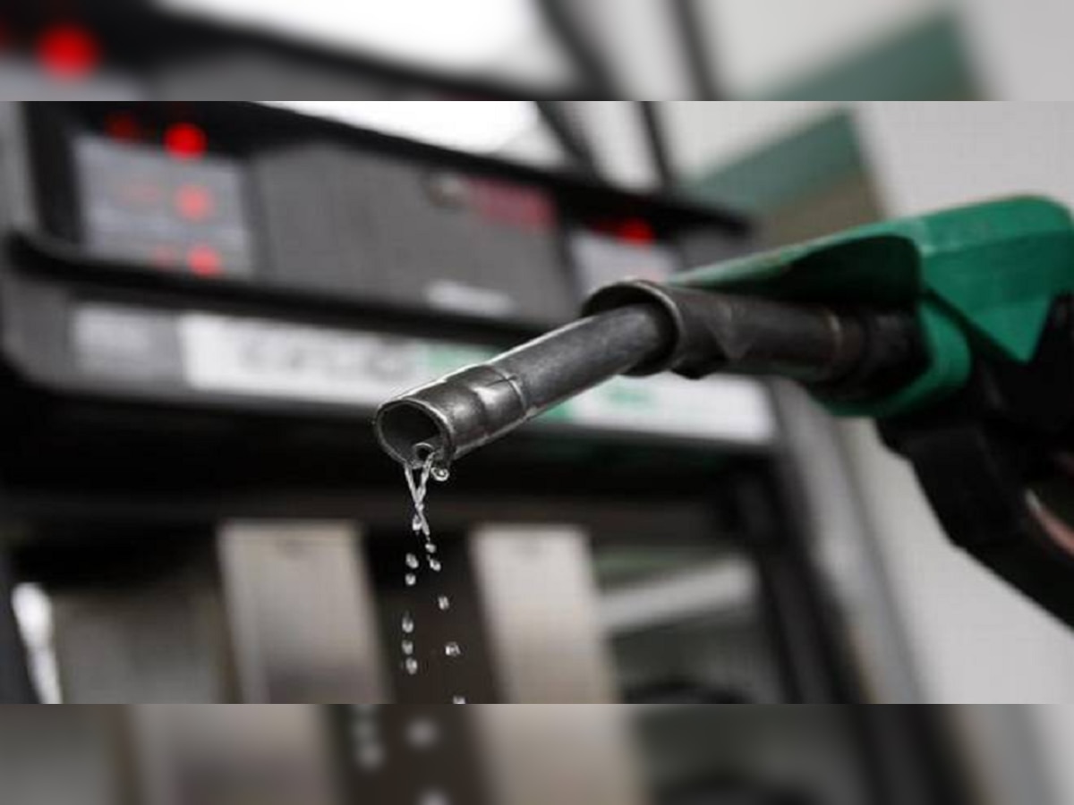 Petrol-Diesel price Today | पेट्रोल-डिझेलच्या वाढत्या किंमतींना ब्रेक; जाणून घ्या आजचे दर title=