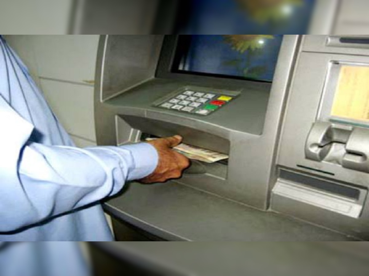 ATM मध्ये पैसे किंवा कार्ड विसरल्यास काय कराल? वाचा अत्यंत महत्वाची माहिती title=