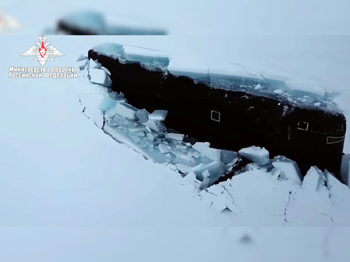 बर्फ फोडून बाहेर आल्या 3 पाणबुड्या, VIDEO पाहून जगभरातील देश हैराण title=