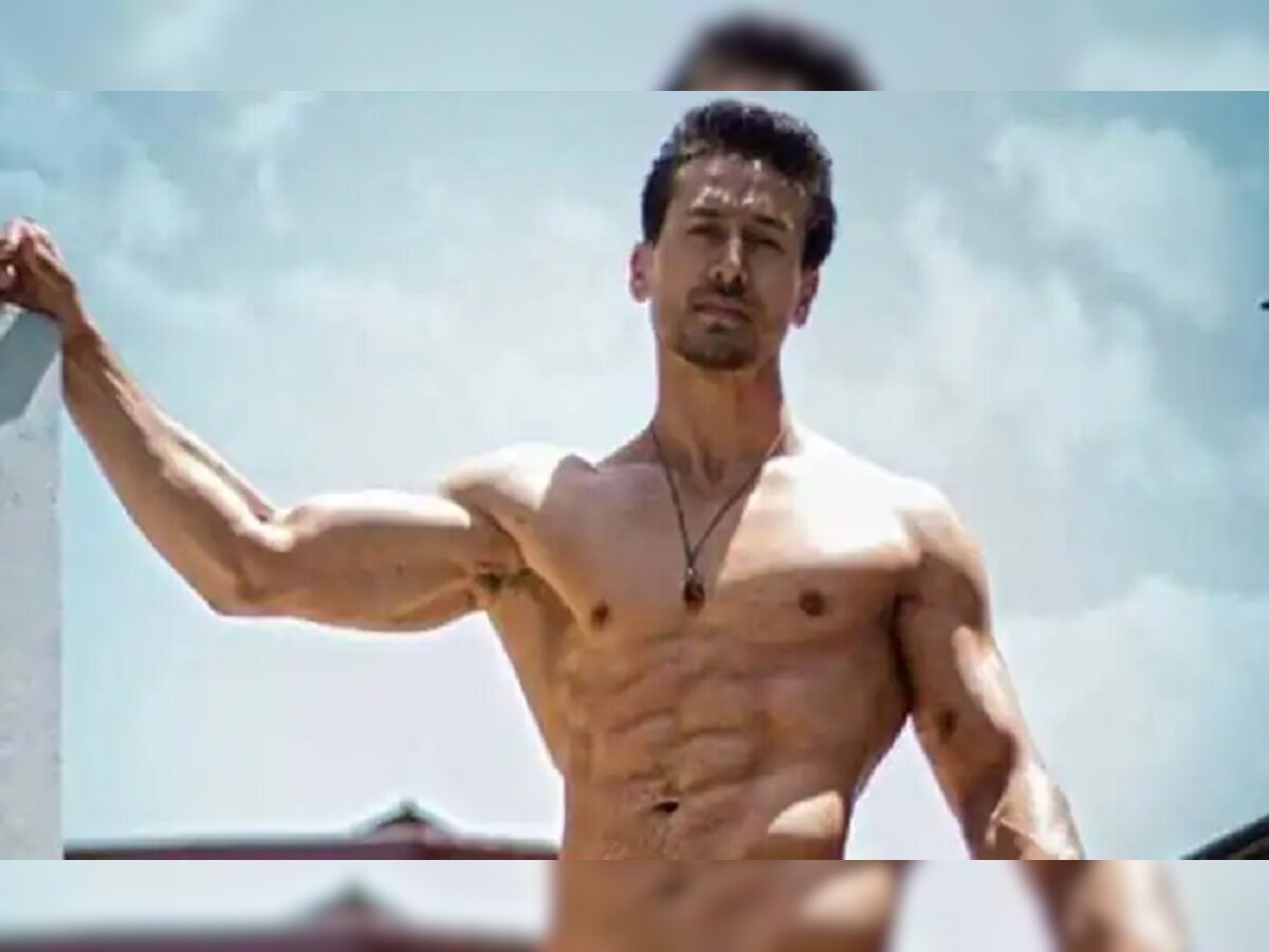 Tiger Shroff ने शेअर केला शर्टलेस फोटो, फोटोवर दिशा पटनी कमेंन्ट करत म्हणाली... title=