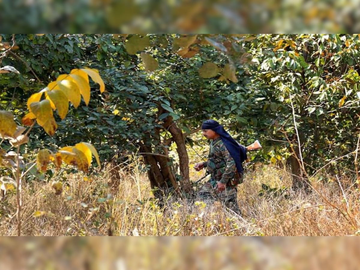 नक्षलवाद्यांनी भारतीय जवान राकेश्वर सिंहला सोडलं, हल्ल्यानंतर केलं होतं अपहरण title=