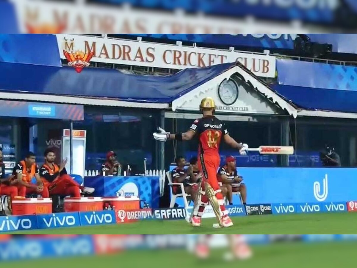 IPL 2021 : आऊट झाल्याने Virat Kohli ला राग अनावर title=