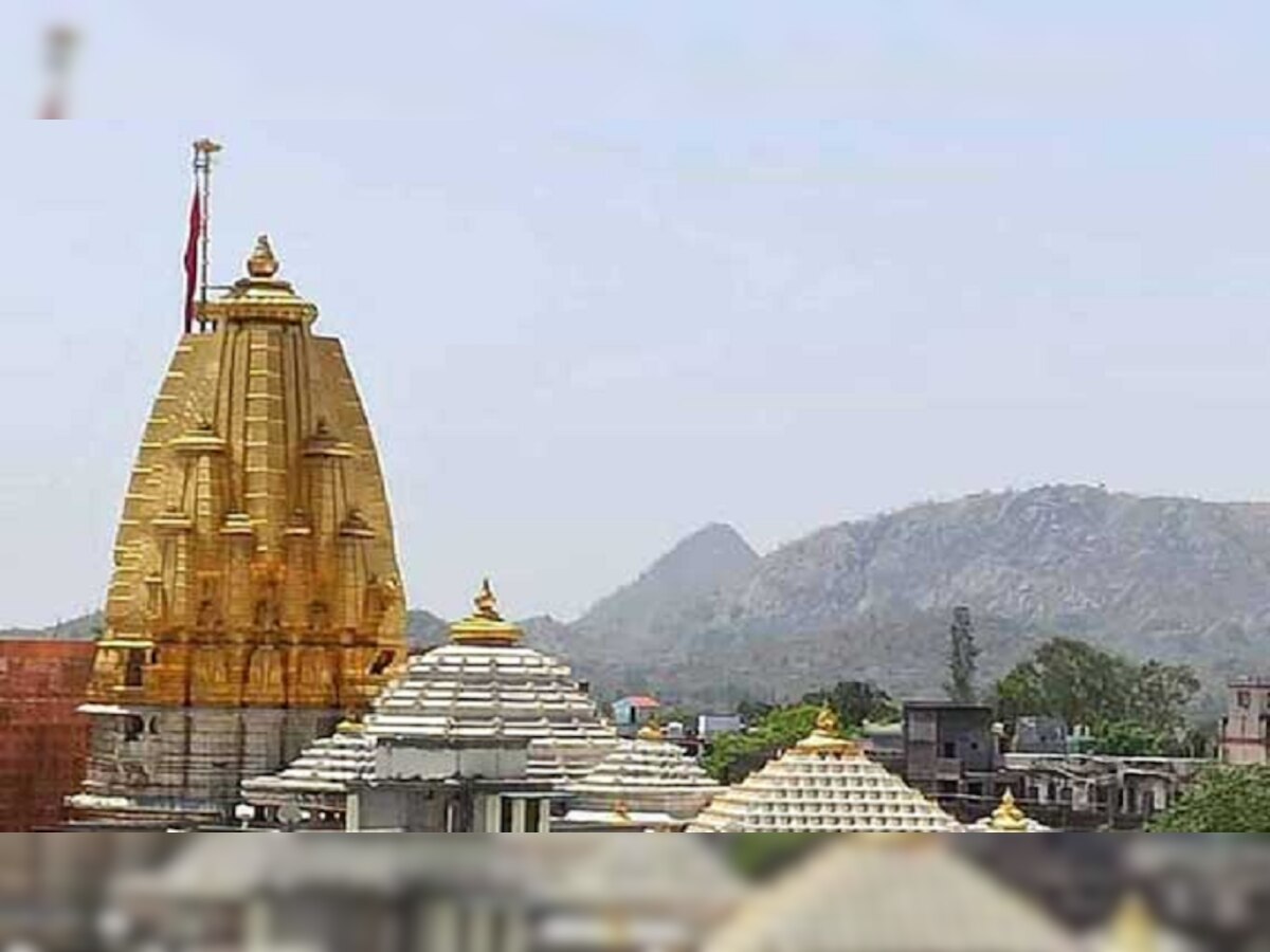 अंबाजी मातेचं चमत्कारी मंदिर | डोळ्यांवर पट्टी बांधून पुजारी करतात पूजा title=