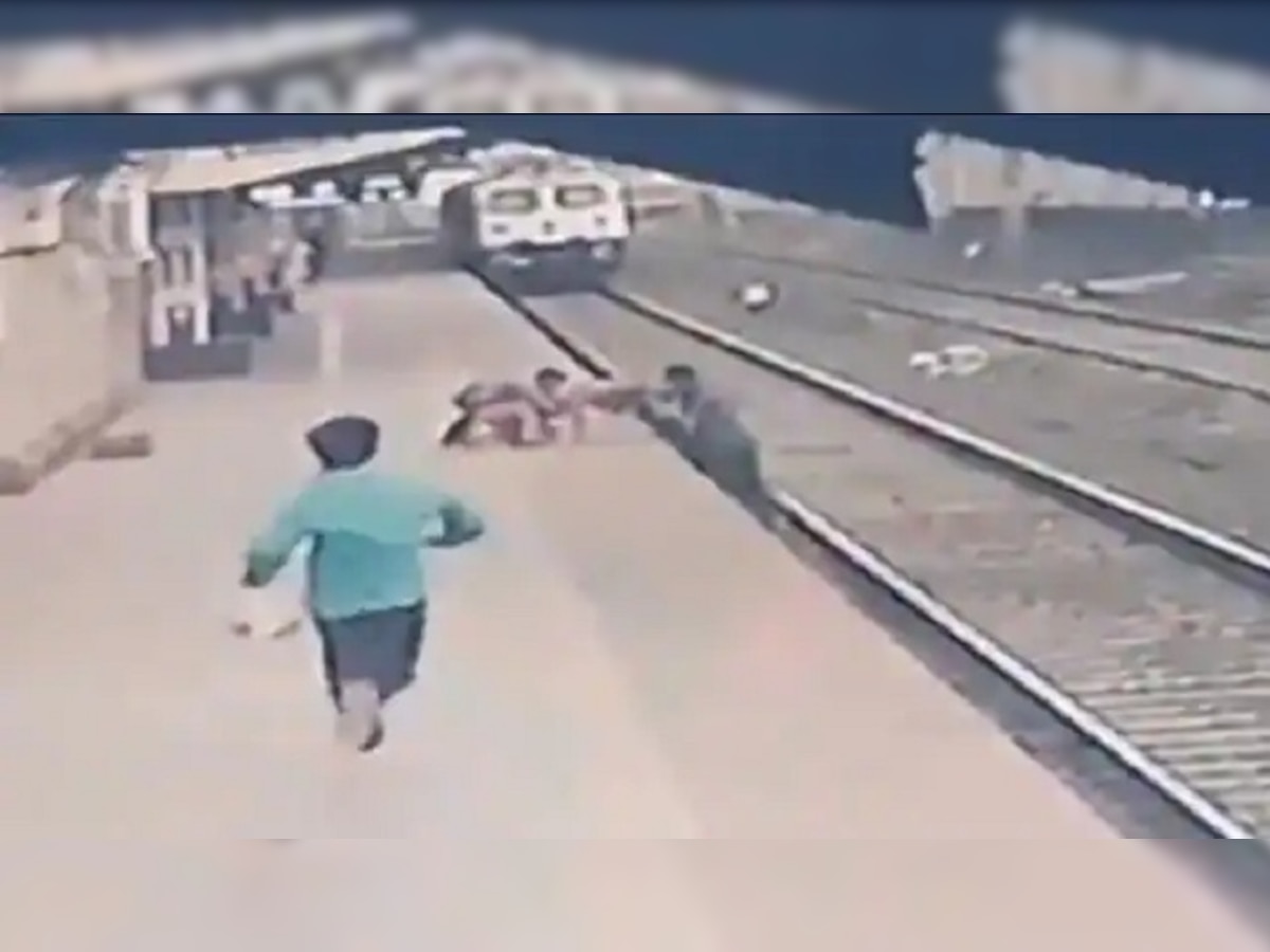 Most Shocking Video : रेल्वे पॉइंटमनने बचावला अंध मुलाचा जीव  title=