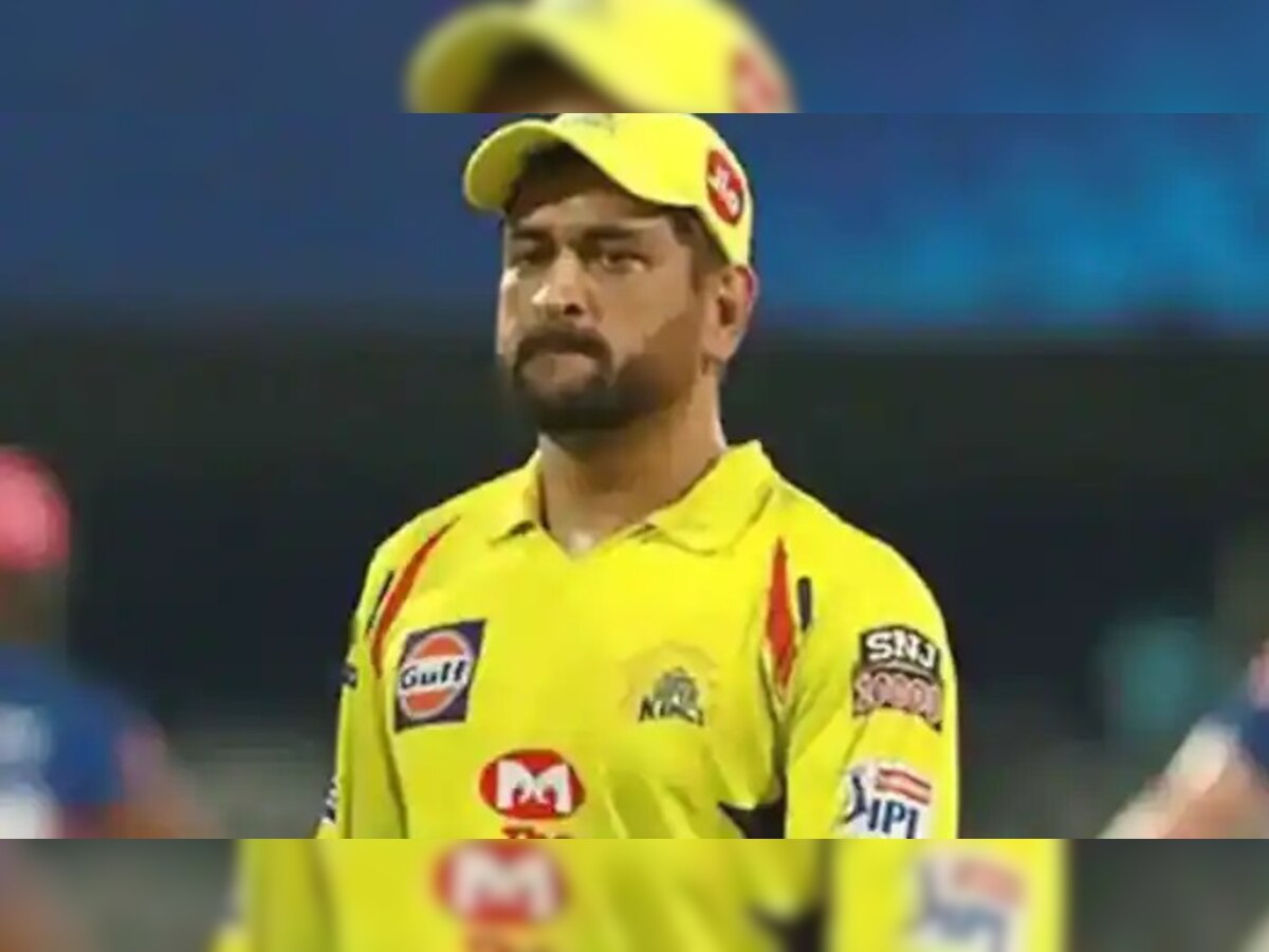 IPL 2021 CSK vs KKR: सामन्याआधी MS Dhoni ला मोठा धक्का, या 2 खास व्यक्ती कोरोनाच्या विळख्यात title=