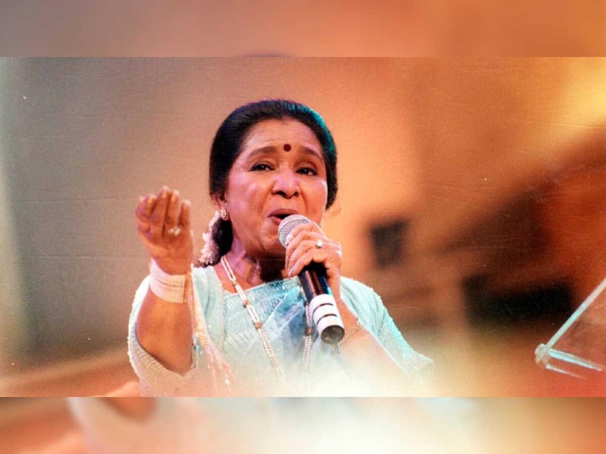 Asha Bhosale यांनी Hritik Roshanच्या गाण्यावर धरला ठेका; व्हिडिओ पाहून तुम्ही म्हणाल... title=