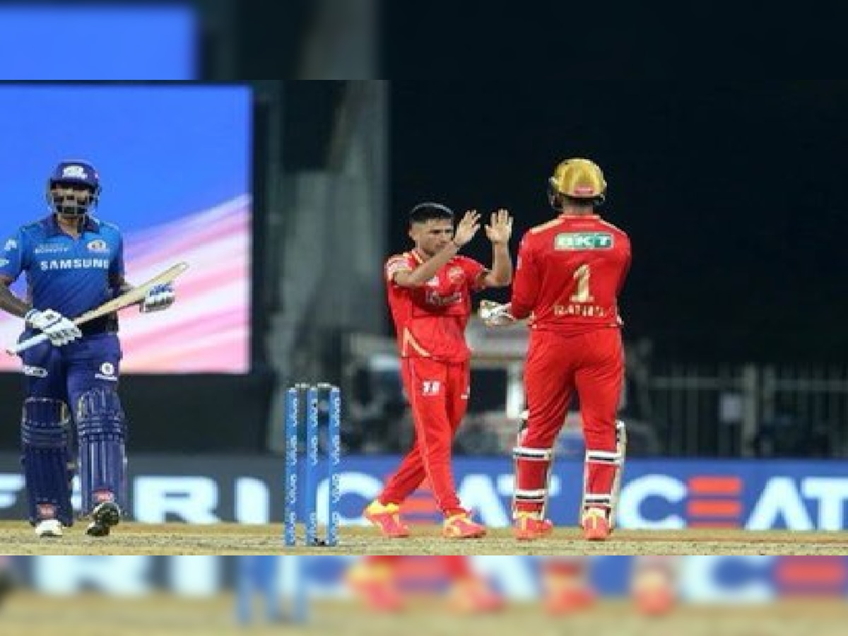 IPL 2021 MI vs PBKS: शमीने बॉल टाकण्याआधीच रन काढायला निघाला, पाहा मजेशीर फोटो title=