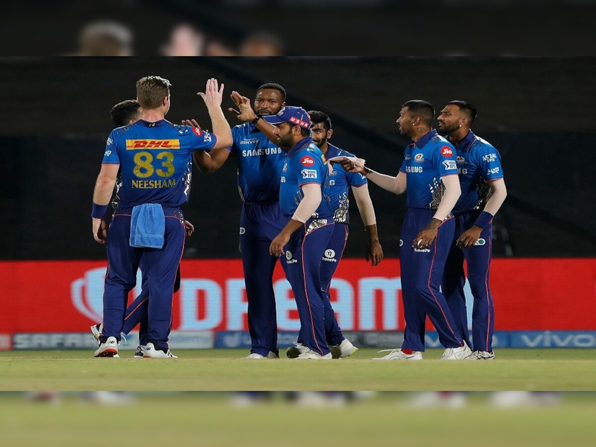 IPL 2021 CSK vs MI: सुपर किंग्सवर मुंबई इंडियन्स टीमचा ऐतिहासिक विजय title=