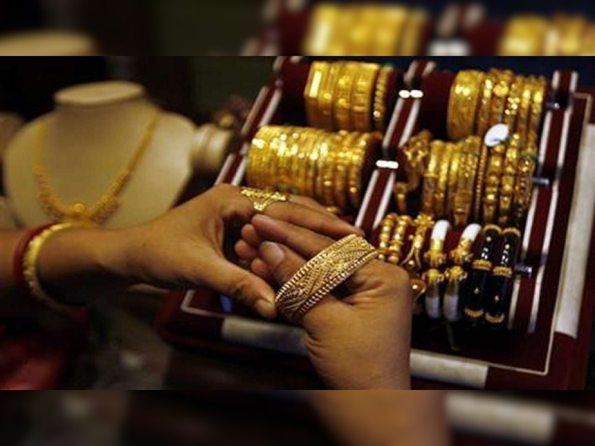 Akshay Trituya च्या दिवशी स्वस्त झाले सोने; फक्त एवढ्या पैशात खरेदी करा 10 ग्रॅम सोने title=