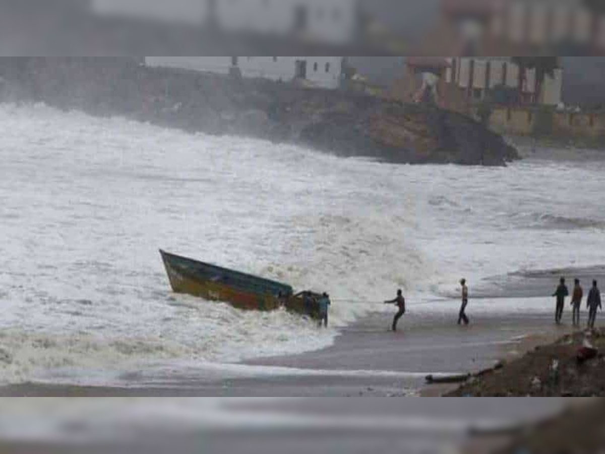 Tauktae Cyclone : रायगडमध्ये पहाटे धडकणार वादळ, 1600 नागरिकांचे स्थलांतर title=