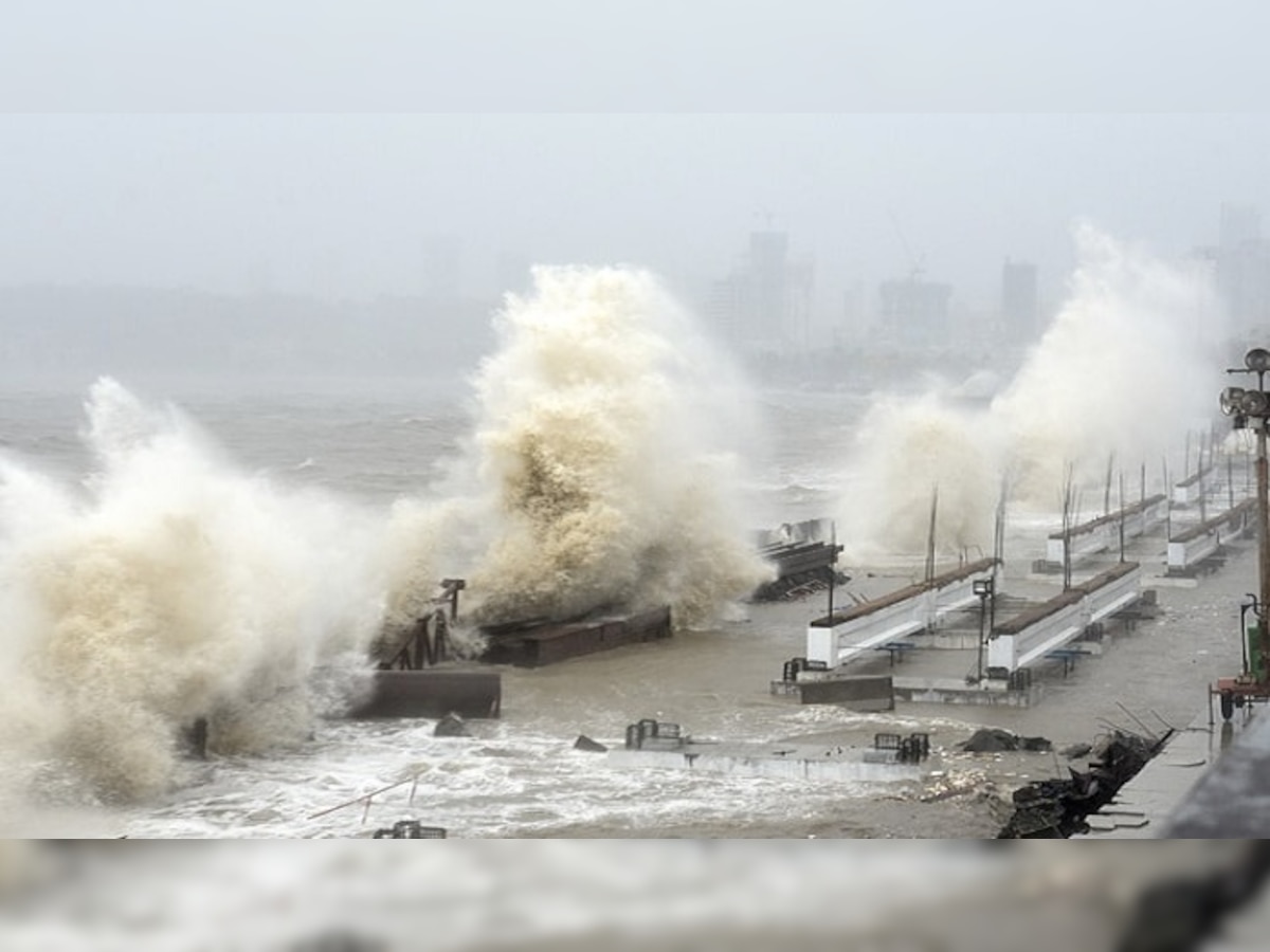 Cyclone Tauktae : तौत्के चक्रीवादळाची तीव्रता दाखवणारे मुंबईतील 5 भयंकर व्हिडिओ title=