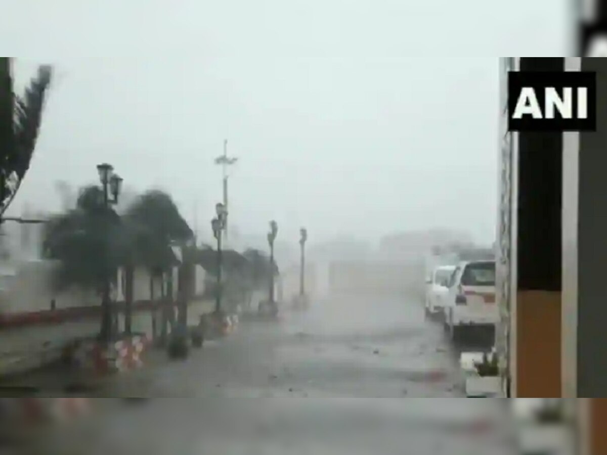 Cyclone Yaas: या किनाऱ्यावर चक्रीवादळ धडकले, ताशी 150 किमी वेगाने वारे आणि जोरदार पाऊस title=