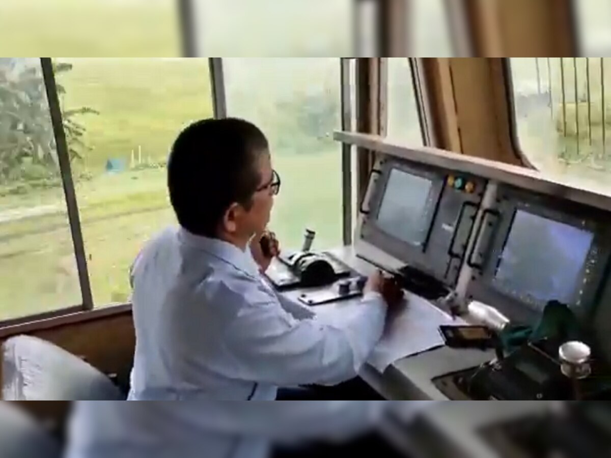 VIDEO : जेव्हा Railway 100 च्या SPEED ने धावते,  दक्ष loco pilot च्या हालचाली बदलतात title=