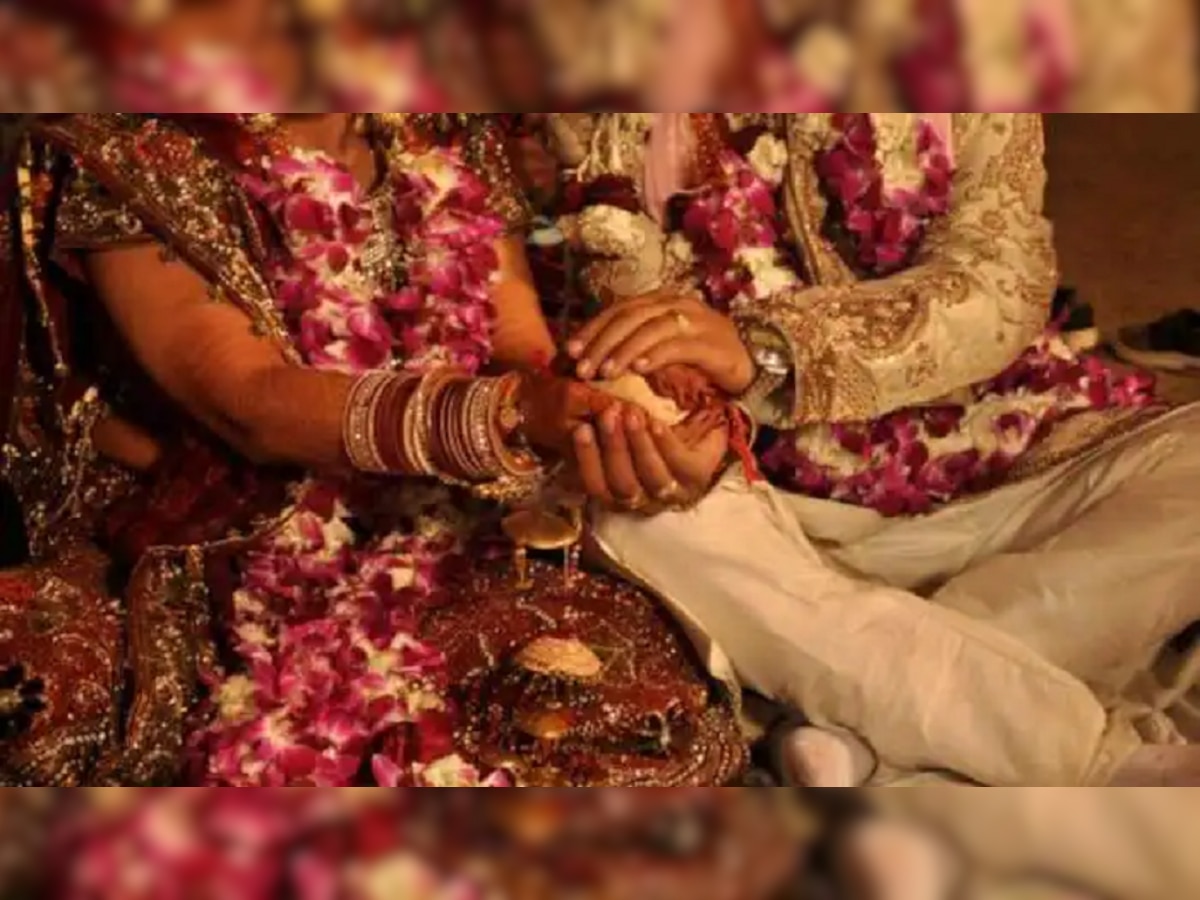 Viral Video: या लग्नात मोठी पंगत, लग्नात एवढी मोठी आणि अशी पंगत कुणीच दिली नसेल title=