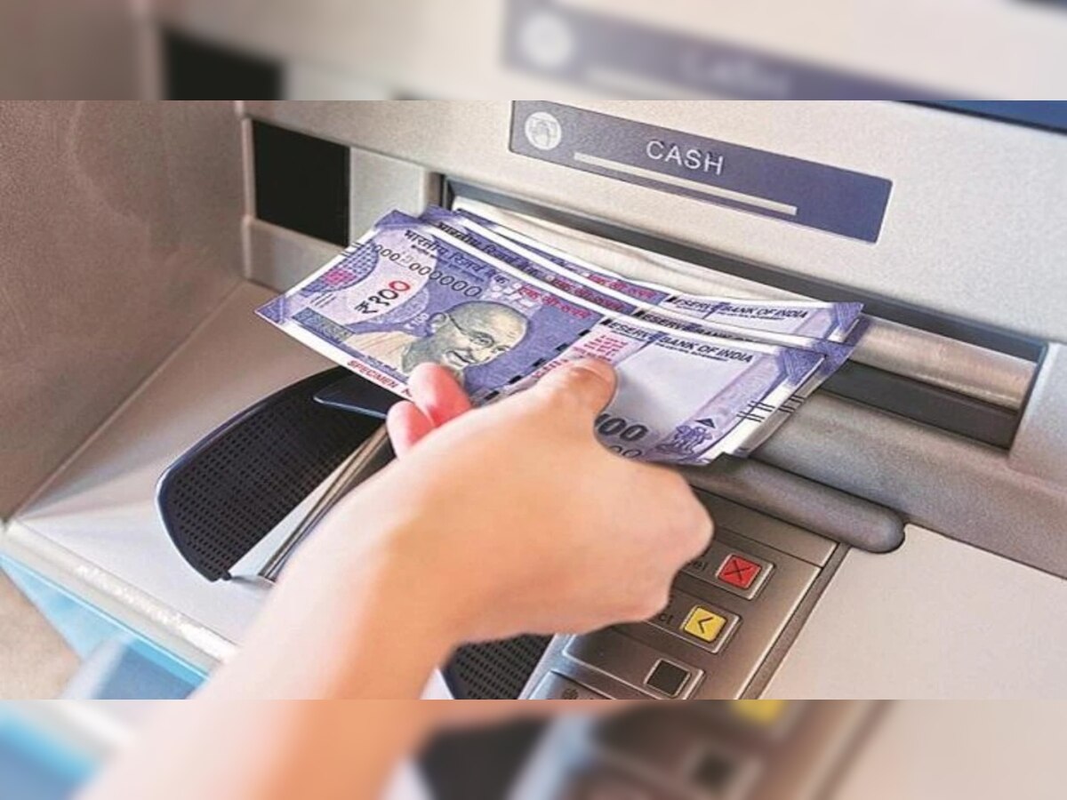 ATM मधून Cash काढणं पडणार महागात, ग्राहकांच्या खिशाला मोठा फटका  title=