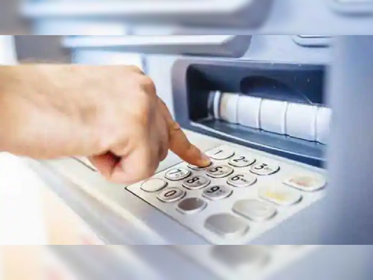 सर्व  ATM खिसेकापू झाले?,  Free Cash Limit संपल्यावर मोठा दंड title=