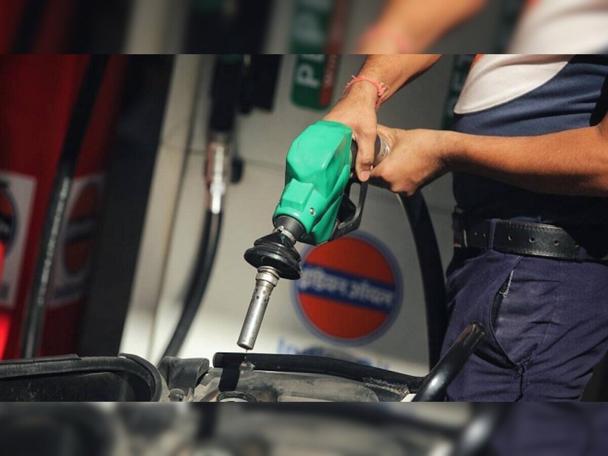 Petrol-Diesel Price Today : पेट्रोल-डिझेलच्या दरात दुसऱ्या दिवशीही वाढ, तुमच्या शहरातील दर जाणून घ्या title=