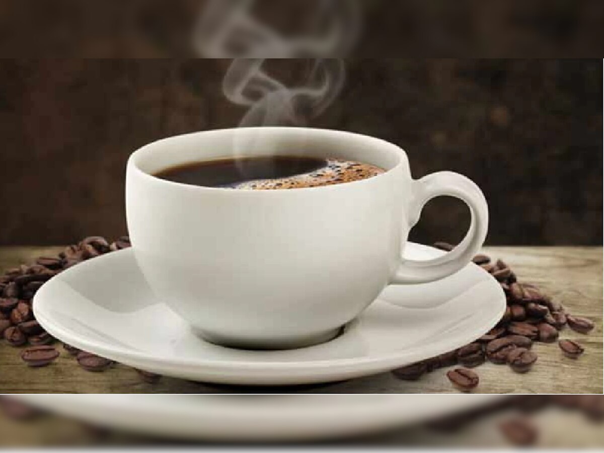 तुम्ही किती कप चहा-कॉफी पिताय? अतिरीक्त कॅफेनचं सेवन डोळ्यांसाठी धोकादायक! title=