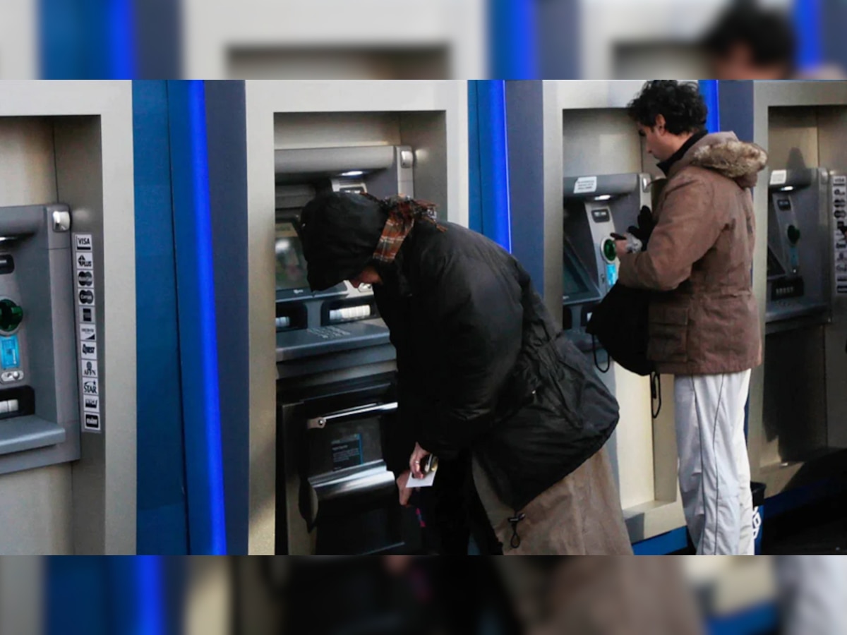 ATM मधून 1400 रुपये काढायला गेलेल्या महिलेला लागली कोट्यावधीची लॉट्री title=